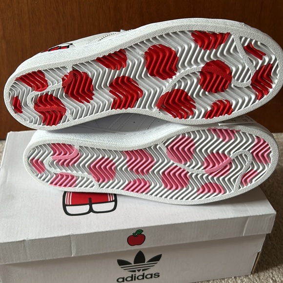 Hello Kitty Adidas Superstar Shoes Size 6 - Picture 4 of 5